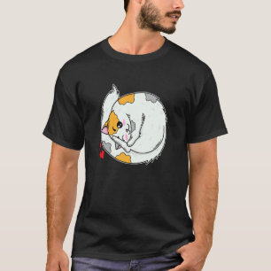 Kat ligt opgekruld met harten t-shirt