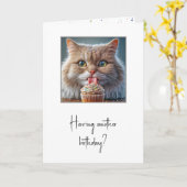 Kat likt een verjaardagscupcake kaart (Gele Bloem)