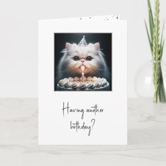 Kat likt een verjaardagstaart kaart (Voorkant)