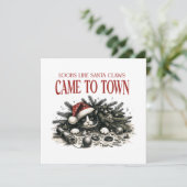 Kat loungen onder een kerstboom. feestdagenkaart (Staand voorkant)