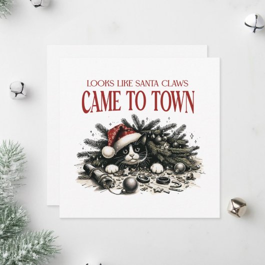 Kat loungen onder een kerstboom. feestdagenkaart