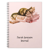 Kat Lying On Books Journal Notitieboek (Voorkant)