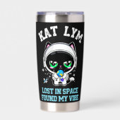 Kat Lym Space: Lost in Space Found My Vibe Geïsoleerde Drinkbeker (Voorkant)