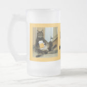 Kat maakt een Mok van een bier met een glazen bier (Links)