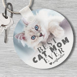 Kat Mam Gepersonaliseerde Pet Foto Sleutelhanger<br><div class="desc">Beste Cat Mom ooit gepersonaliseerde foto Sleutelhanger. Deze aangepaste "Best Cat Mom Ever"-sleutelhanger is een oprechte aandenken voor elke kattenliefhebber, ontworpen om de unieke band tussen haar en haar harige vriend te vieren. Met gedurfde, moderne typografie op een zachte witte ombre achtergrond, voegen de strakke grijze tekst en hartaccenten een...</div>