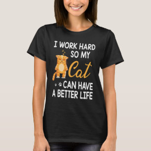 Kat mama papa ik werk hard zodat mijn kat een B ka T-shirt