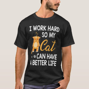 Kat mama papa ik werk hard zodat mijn kat een B ka T-shirt