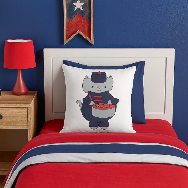 Kat Marchingband Drummer Navyblauw Rood Kussen (A throw pillow featuring a gray cat playing the drums in a navy blue & red marching band uniform.)