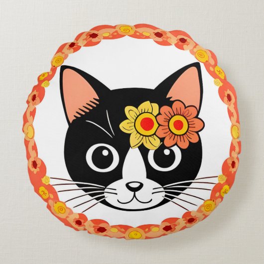Kat Met Bloemstuk Omringd Door Decoratief Rond Kussen (Voorkant)