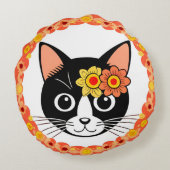Kat Met Bloemstuk Omringd Door Decoratief Rond Kussen (Achterkant)