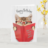 Kat met bril en rood boek op hout kaart (Gele Bloem)