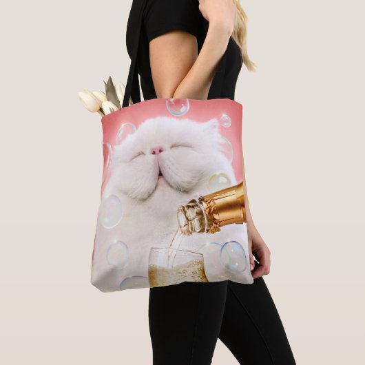 Kat met champagne tote bag (Dichtbij)