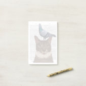 Kat met duif op kop post-it® notes (Op bureau)