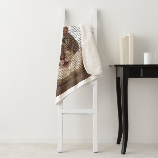 Kat met duif op kop sherpa deken (In situ)