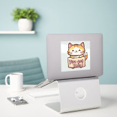 Kat met een bordje sticker (Laptop op bureau)