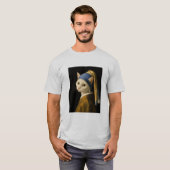 Kat met een pareloorring t-shirt (Voorkant volledig)