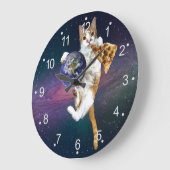 Kat met een planeet en pizza eten grote klok (Hoek)