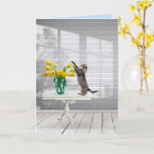 Kat met gele Tulpen krijgen een goede Kaart (Gele Bloem)