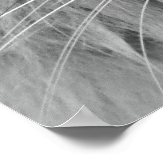 Kat met grijze en zwarte tablet met prachtige blau poster (Hoek)