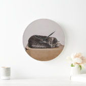 Kat met grijze tablet in de doos grote klok (Huis)