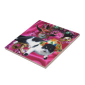 KAT MET HARLEQUIN PET EN MASKERADE PARTIJMASKERS TEGELTJE (Zijkant)