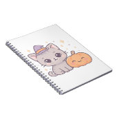 Kat met heks Pet en lachende pompoen Schattige Spo Notitieboek (Rechterzijde)