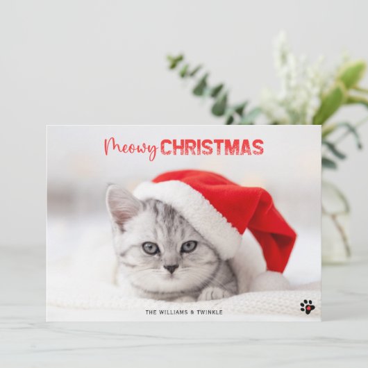 Kat met kerstcadeaubon voor lakens met paketpapier feestdagenkaart (Staand voorkant)