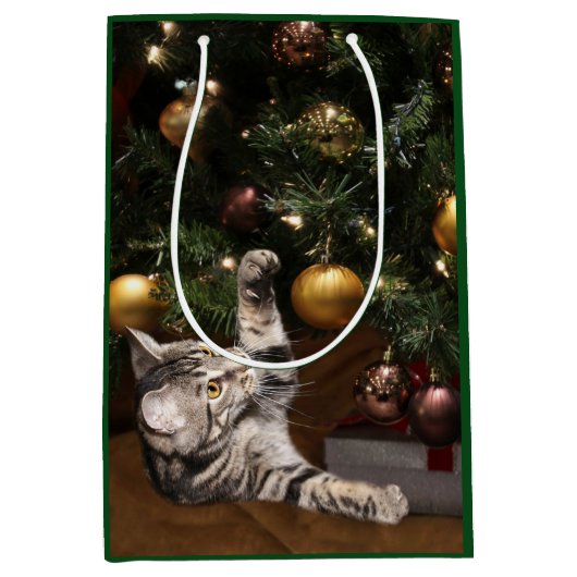 Kat met kerstcadeautje medium cadeauzakje (Voorkant)