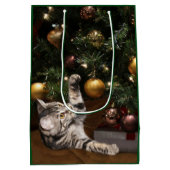 Kat met kerstcadeautje medium cadeauzakje (Achterkant)