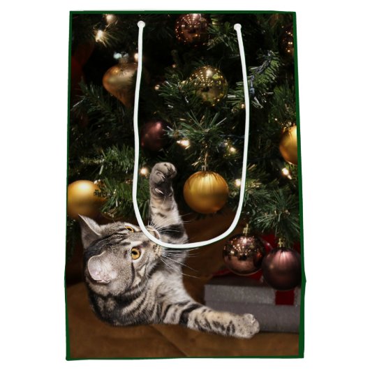 Kat met kerstcadeautje medium cadeauzakje (Achterkant)