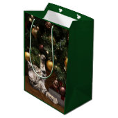 Kat met kerstcadeautje medium cadeauzakje (Achterkant Gekanteld)