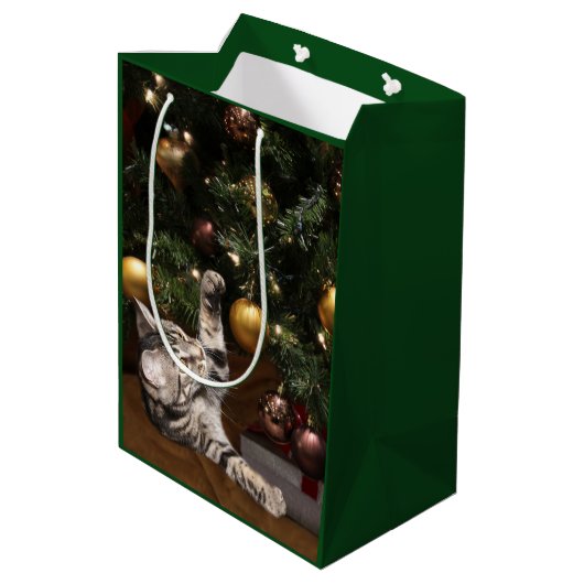 Kat met kerstcadeautje medium cadeauzakje (Achterkant Gekanteld)