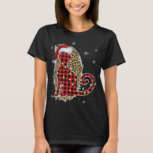 Kat met kerstmis, met bufferstaart, rode kersthaas t-shirt (Voorkant)