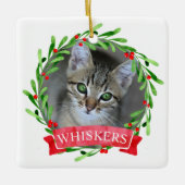 Kat met kerstmis Wreath Keramisch Ornament (Voorkant)