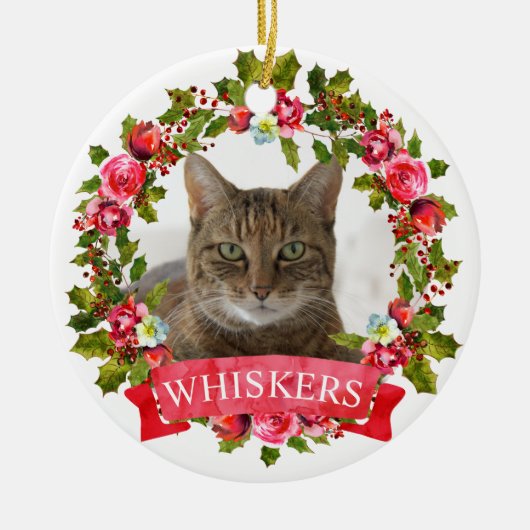 Kat met kerstmis Wreath Keramisch Ornament (Voorkant)