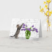 Kat met Paarse Tulip Birthday-kaart Kaart (Gele Bloem)