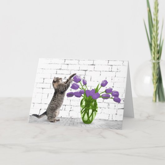 Kat met Paarse Tulip Birthday-kaart Kaart (Voorkant)