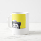 Kat met Pet (Retro Yellow) Koffie Mok (Voorkant links)