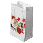 Kat met rode kerstkerstkerstkerstsieraad klein cadeauzakje (Achterkant Gekanteld)