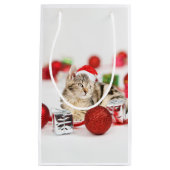 Kat met rode kerstkerstkerstkerstsieraad klein cadeauzakje (Voorkant)