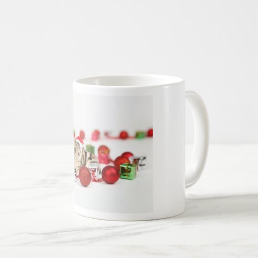 Kat met rode kerstkerstkerstkerstsieraad koffiemok (Voorkant rechts)