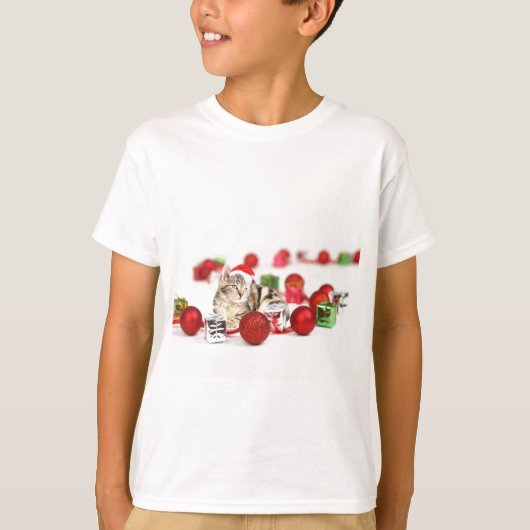 Kat met rode kerstkerstkerstkerstsieraad t-shirt (Voorkant)