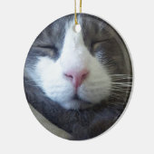 Kat met roze neus slapen keramisch ornament (Links)