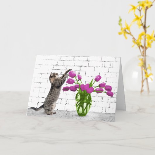 Kat met roze Tulip Birthday Kaart (Gele Bloem)