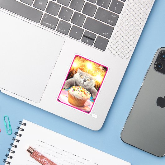 Kat met Sparkler Cupcake Sticker (Laptop met iPhone)