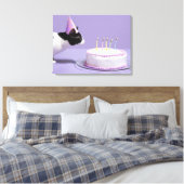 Kat met verjaardagscadeau pet blaast kaarsen uit canvas afdruk (Insitu (Slaapkamer))