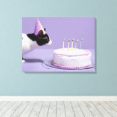 Kat met verjaardagscadeau pet blaast kaarsen uit canvas afdruk (Insitu (Houten vloer))