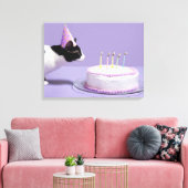Kat met verjaardagscadeau pet blaast kaarsen uit canvas afdruk (Insitu (Woonkamer))