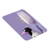 Kat met verjaardagscadeau pet blaast kaarsen uit magneet (Rechterzijde)