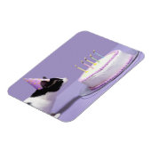 Kat met verjaardagscadeau pet blaast kaarsen uit magneet (Linkerzijde)